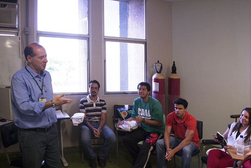 Alberto Cliquet Júnior explica aos estudantes da Medicina, como receber um paciente lesado medular durante o atendimento de urgência/Foto: Marcelo Oliveira - CADCC - FCM/Unicamp