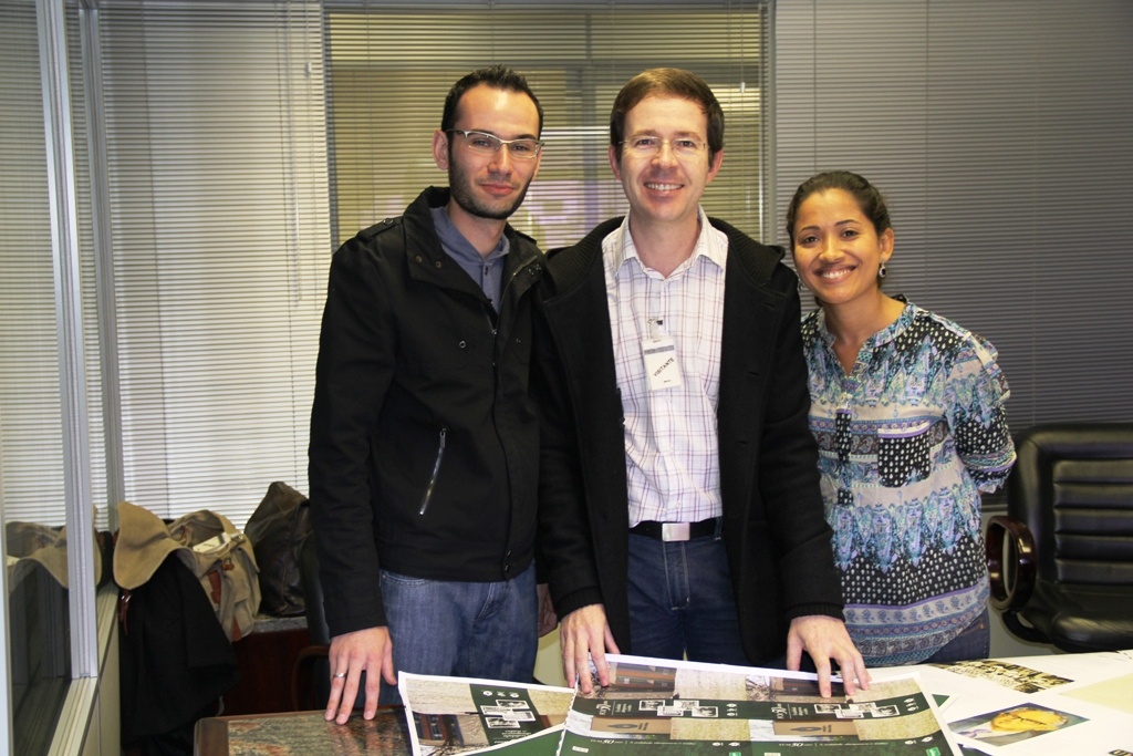 Bruno de Jorge, Edimilson Montalti e Camila Delondes na gráfica RR Donnely aprovando a impressão do livro