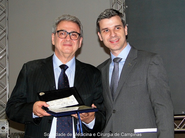 José Dirceu Ribeiro recebe o prêmio Paes Leme pela orientação da pesquisa conduzida por Fernando Marson