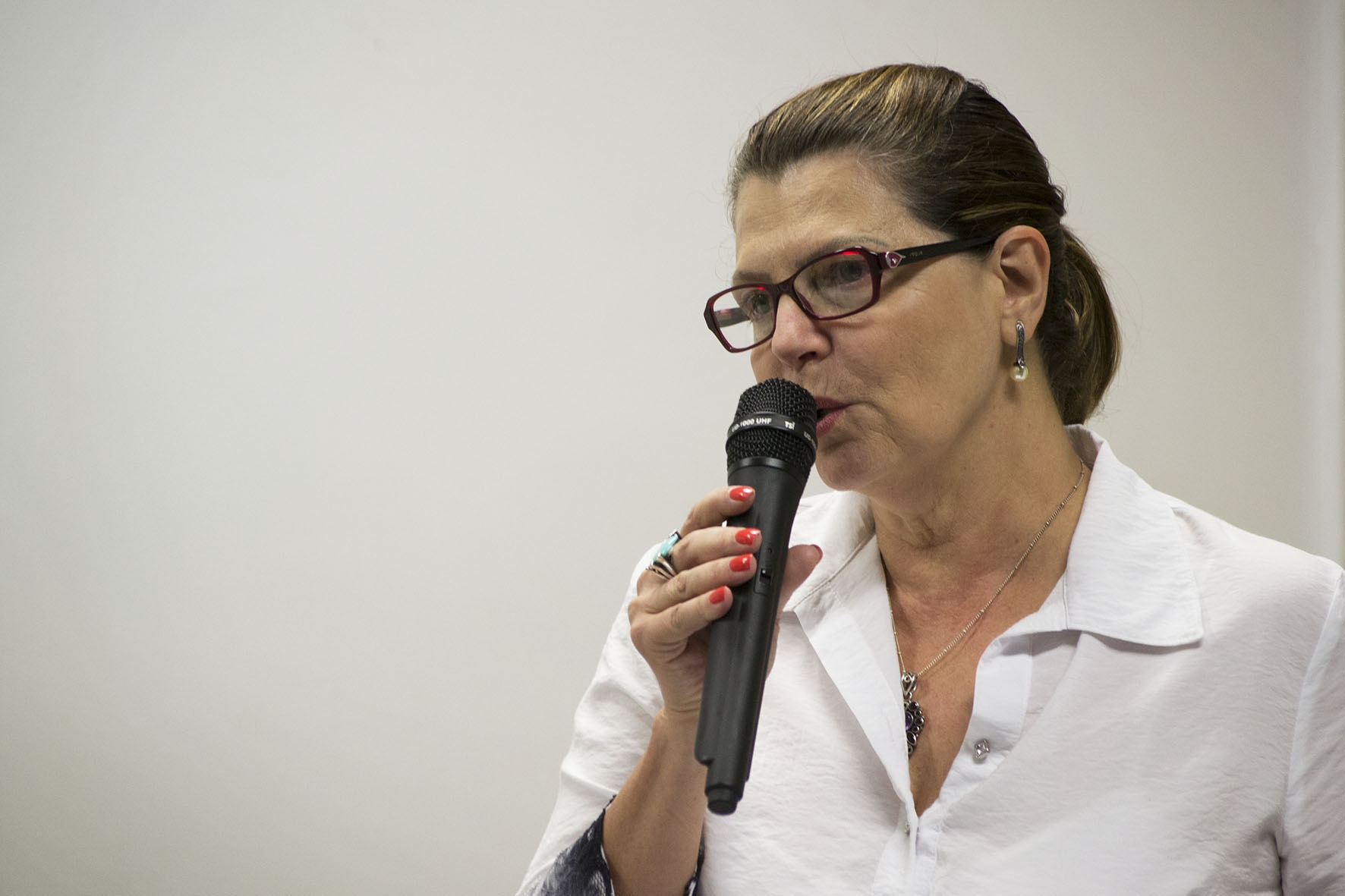 Rosa Inês Costa Pereira, diretora associada da FCM destaca participação de Hessel na Congregação da FCM. Foto: Marcelo Oliveira. CADCC-FCM/Unicamp