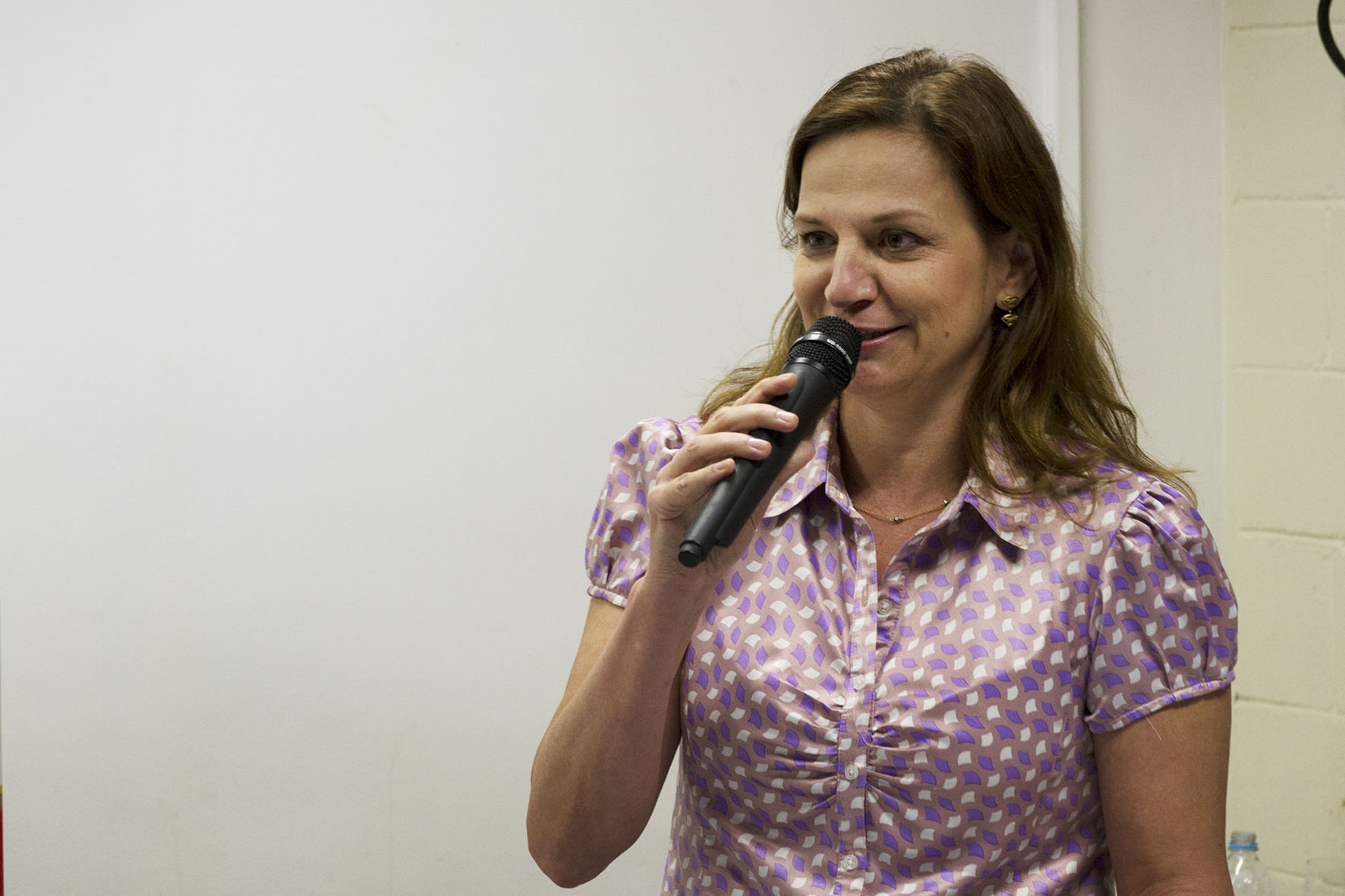 Maria Angela Bellomo Brandão fala em nome dos pós-graduandos orientados por Hessel. Foto: Marcelo Oliveira. CADCC-FCM/Unicamp