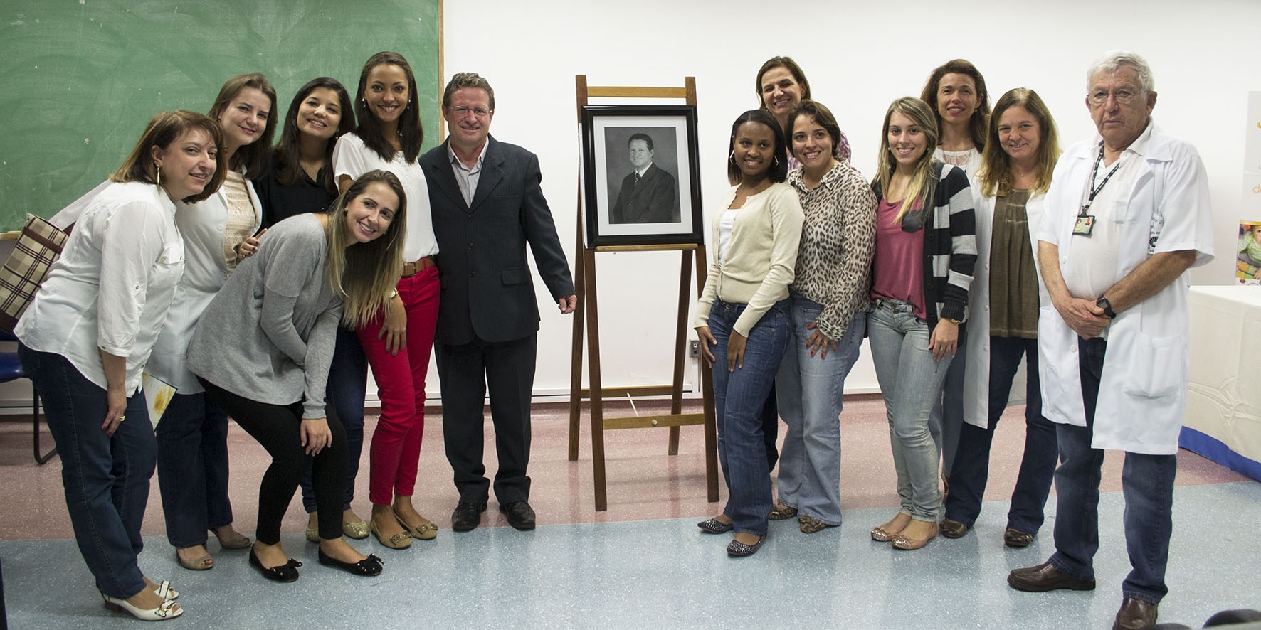 Docentes, funcionários e alunos homenageiam Gabriel Hessel. Foto: Marcelo Oliveira. CADCC-FCM/Unicamp