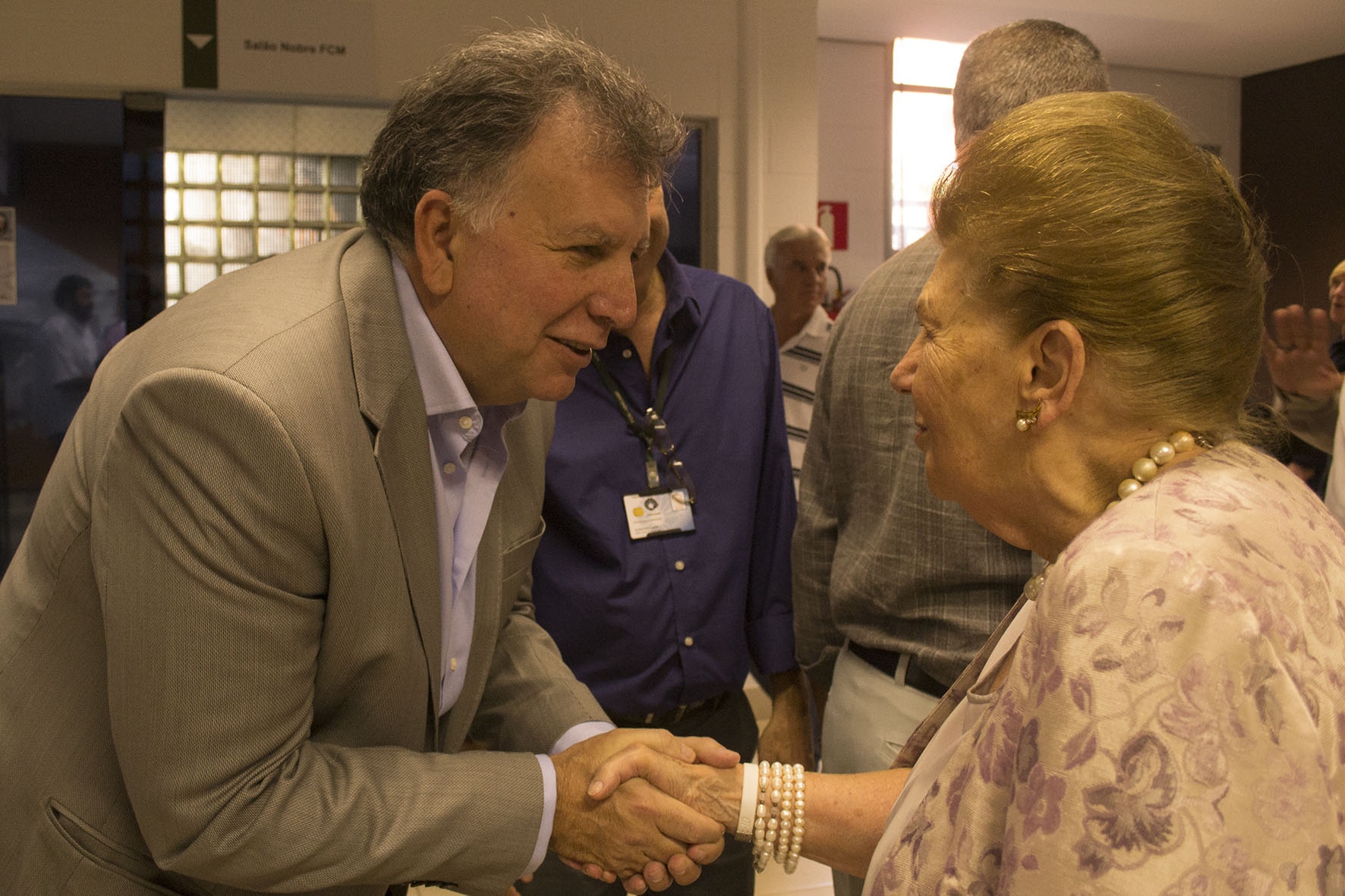 Ivan Toro, diretor da FCM, cumprimente e recebe Sylvia Beiguelman, viúva de Bernardo BeiguelmanFoto: Marcelo Oliveira. CADCC-FCM/Unicamp