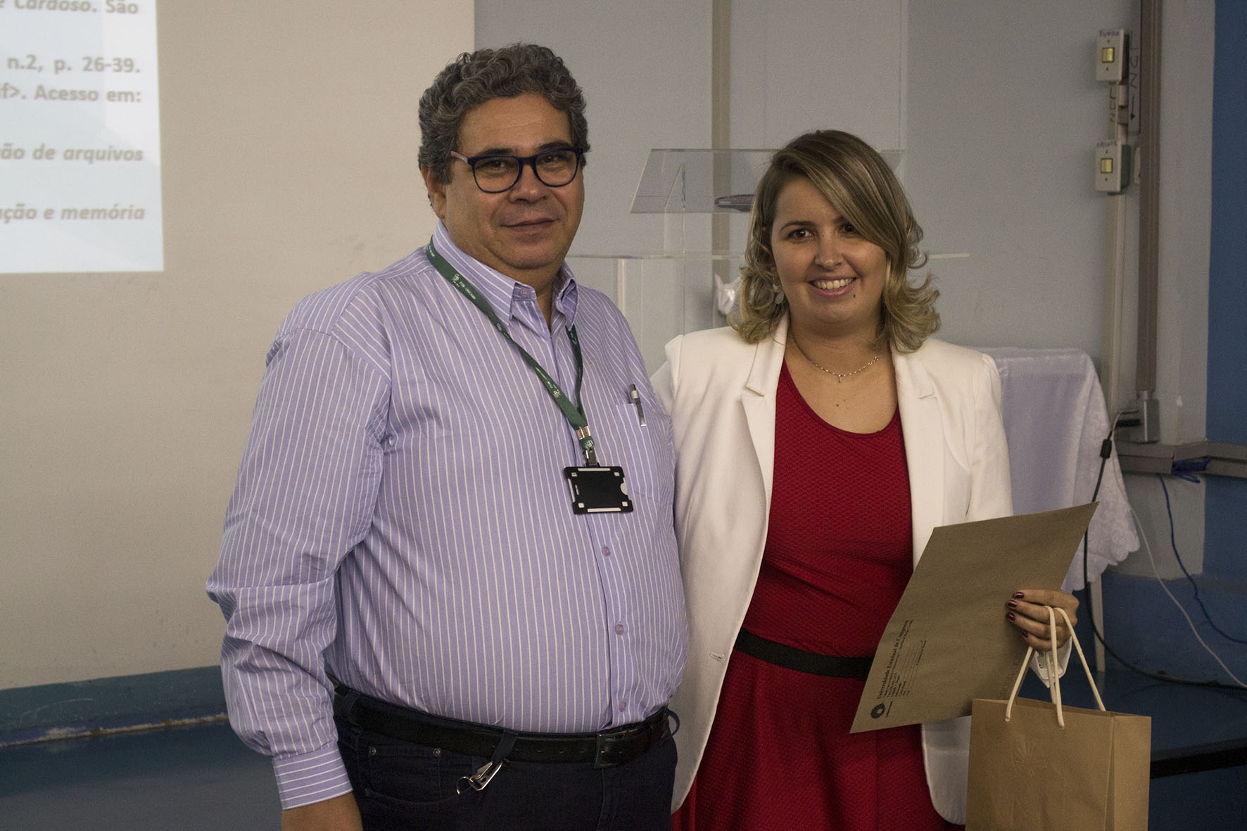 Emilton Barbosa e Rafaela Basso, do Centro de Memória da FCM. Foto: Marcelo Oliveira. CADCC-FCM/Unicamp