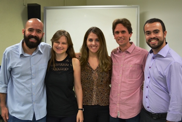 Átila, Carla, Juliana, Leandro e Eduardo, médicos-residentes apresentam TCCs no anfiteatro do Departamento de Saúde Coletiva