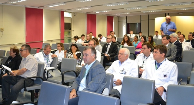 Apresentação de TCCs de cirurgia reúne médicos-residentes, professores e convidados