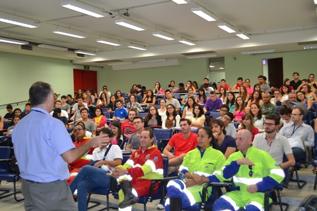 Alunos do segundo ano do curso de Medicina e integrantes da equipe Renovias e CCR. Foto: Edimilson Montalti - ARPI/FCM