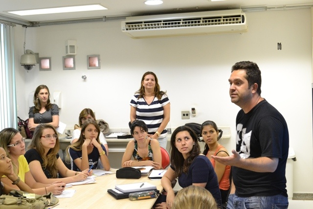 O ator Adilson Ledubino e a professora Patrícia Moriel (ao fundo no centro) fazem do debreafing com os alunos. Foto: Edimilson Montalti. ARP-FCM/Unicamp