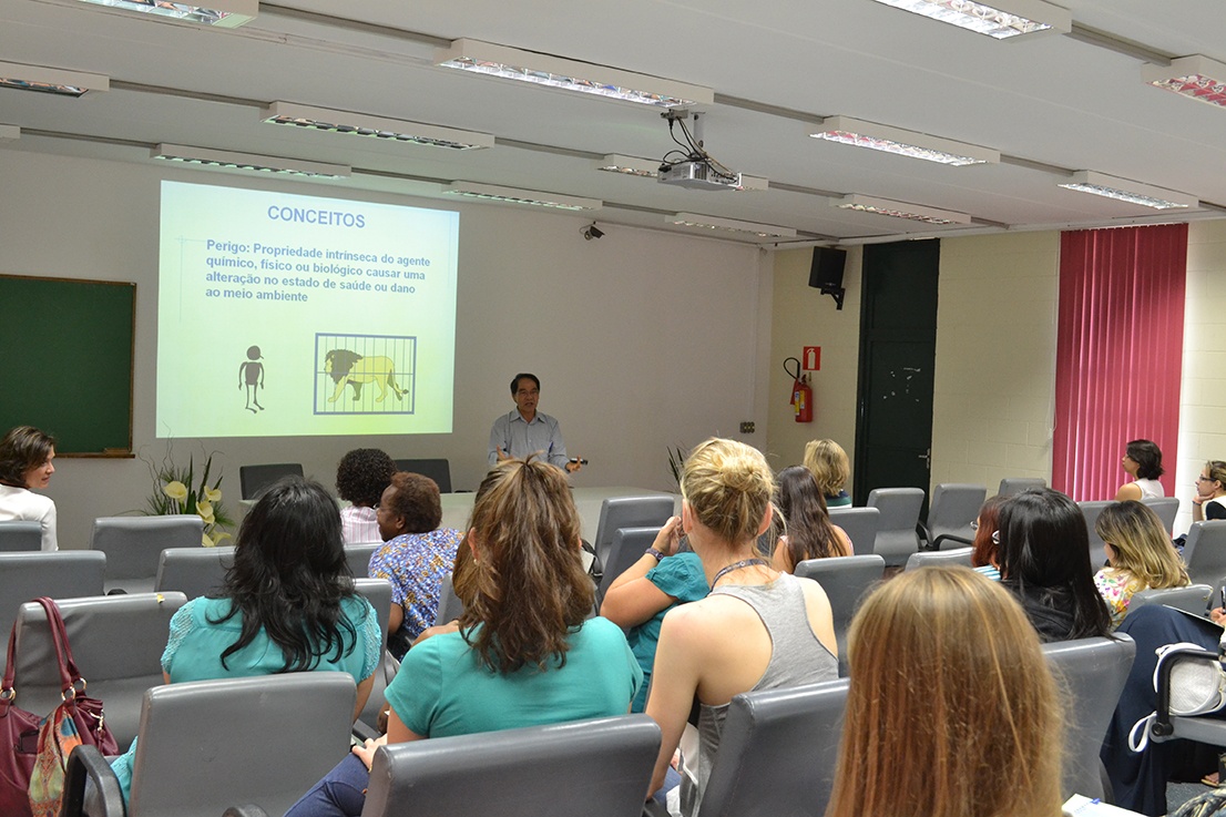 Mário Hiroyuki Hirata, da Universidade de São Paulo, fala sobre biossegurança na FCM/Foto: Camila Delmondes