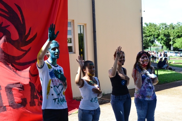 Farmácia recepcionas calouros com brincadeiras, tinta e alegria