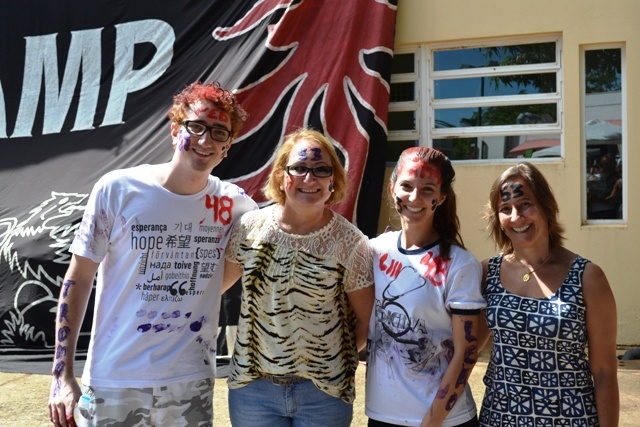 As mães não resistiram e pediram para ser pintadas com as iniciais da turma 53 de Medicina