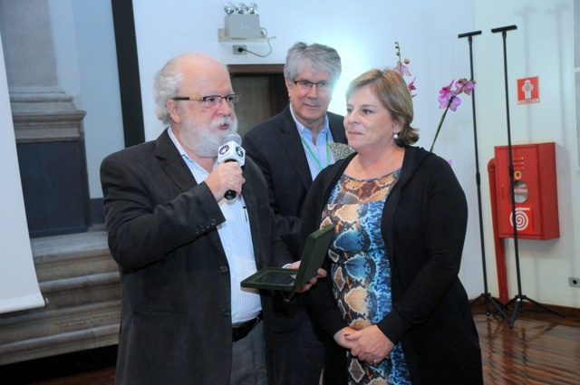 José Tadeu Jorge entrega prêmio à enfermeira Maria Cecília Ayres Botto Oliveira. Foto: Antonino Perri. ASCOM/Unicamp