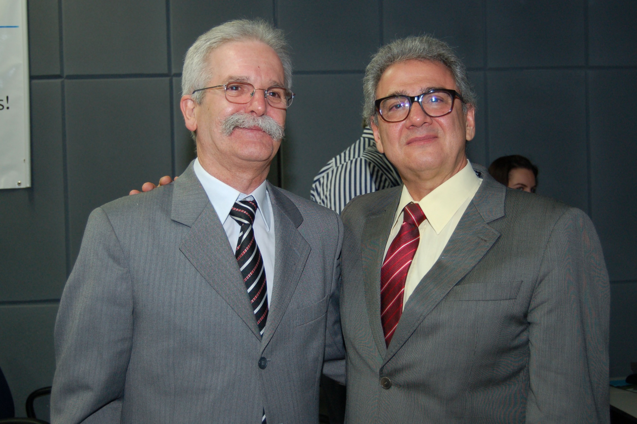 O coordenador do Ciped, José Dirceu Ribeiro, é homenageado por atingir o marco de 50 teses orientadas/Foto: Mario Moreira - CADCC - FCM/Unicamp