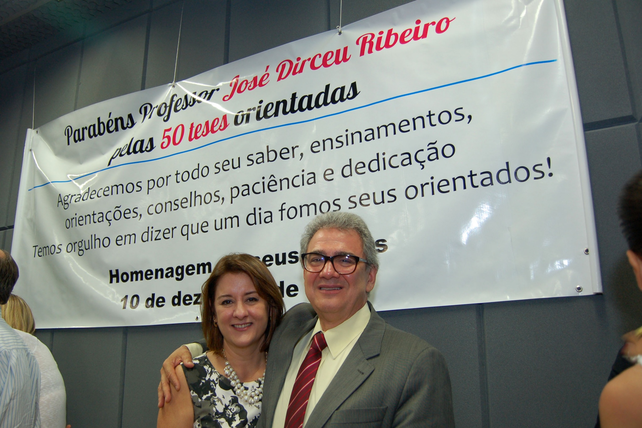 O coordenador do Ciped, José Dirceu Ribeiro, é homenageado por atingir o marco de 50 teses orientadas/Foto: Mario Moreira - CADCC - FCM/Unicamp