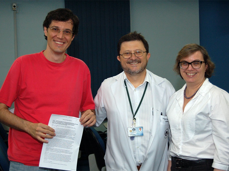 Fábio Torres, segundo autor da pesquisa sobre epileptogênesis, Fernando Cendes e Íscia Lopes-Cendes. Fotos: CADCC-FCM/Unicamp