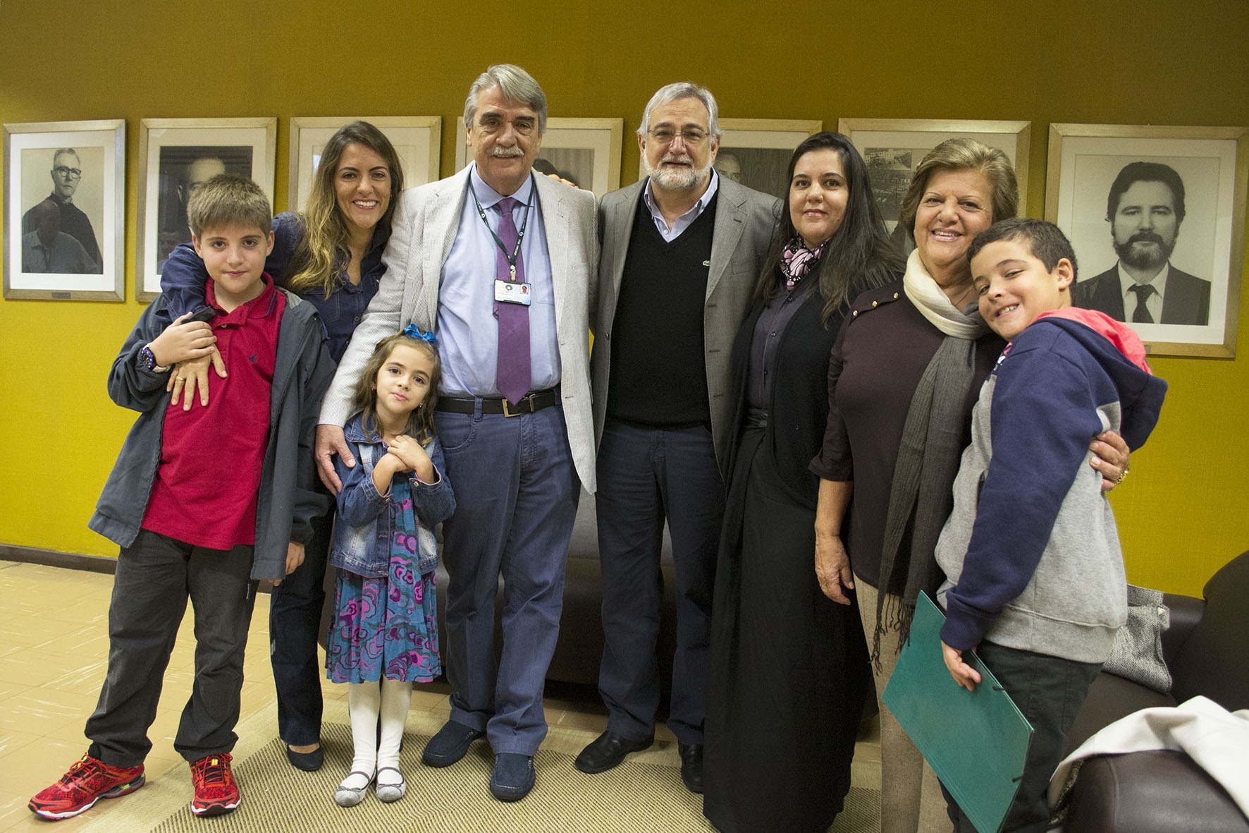 João Luiz de Carvalho Pinto e Silva e familiares e Mario Saad, diretor da FCM. Fotos: Marcelo Oliveira. CADCC-FCM/Unicamp