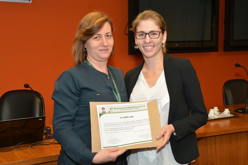 Franqueline Reichert Lima e a orientadora Angelica Zaninelli Schreiber recebeu o prêmio de primeiro lugar. Foto: Mario Moreira