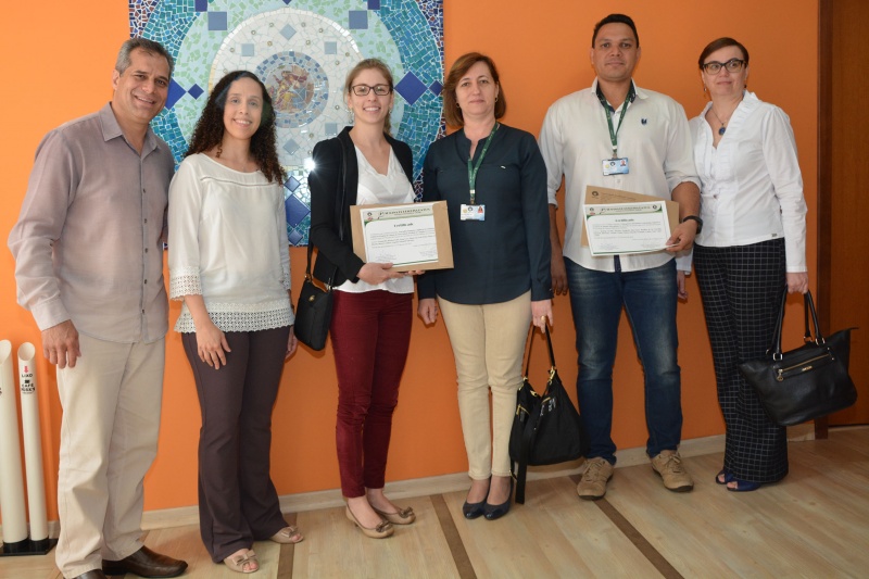 Vencedores da 9ª Semana de Pesquisa e seus orientadores. Foto: Mario Moreira