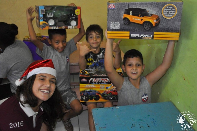 Campanha de natal da FCM arrecada brinquedos para o Grupo Comunitário Criança Feliz, localizado em Campinas/Fotos: Yan Guida