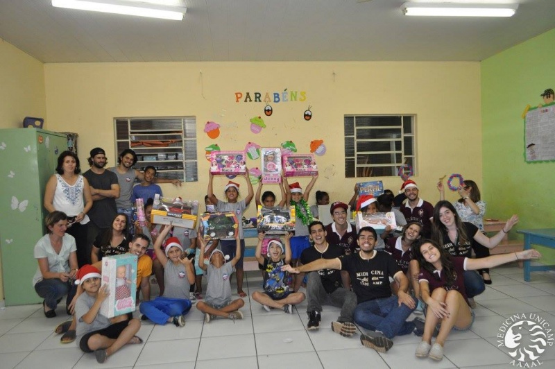 Campanha de natal da FCM arrecada brinquedos para o Grupo Comunitário Criança Feliz, localizado em Campinas/Fotos: Yan Guida