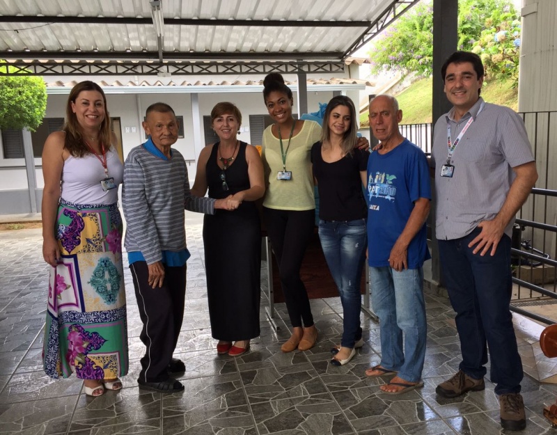 Idosos recebem doações arrecadadas no Encontro de Bioética: Dignidade no fim da vida/Fotos: Thiago Martins, Camila Delmondes