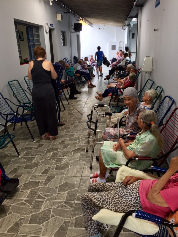 Idosos recebem doações arrecadadas no Encontro de Bioética: Dignidade no fim da vida/Fotos: Thiago Martins, Camila Delmondes