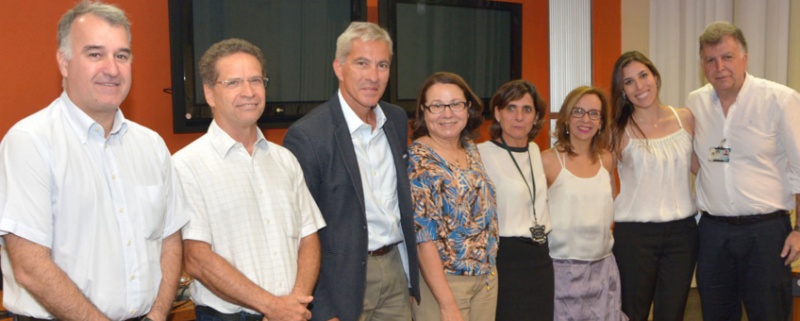 Joana Fróes Bragança Bastos e Ivani Rodrigues Silva recebem os prêmios de incentivo à graduação de 2017