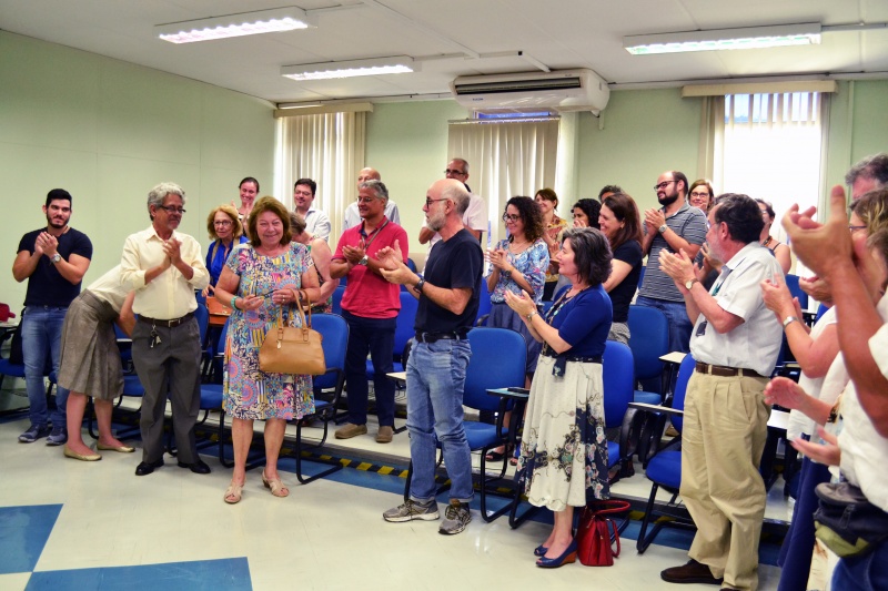 Ana Maria Canesqui recebe homenagem do Departamento de Saúde Coletiva/Foto: Camila Delmondes