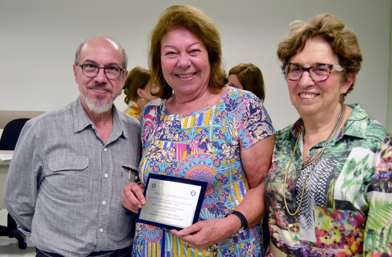 Ana Maria Canesqui recebe homenagem do Departamento de Saúde Coletiva/Foto: Camila Delmondes