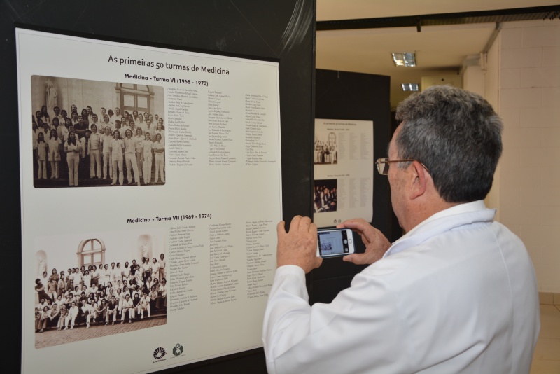 “As primeiras 50 turmas de Medicina” traz a relação de todos os médicos graduados pela Medicina da Unicamp/Foto: Mario Moreira