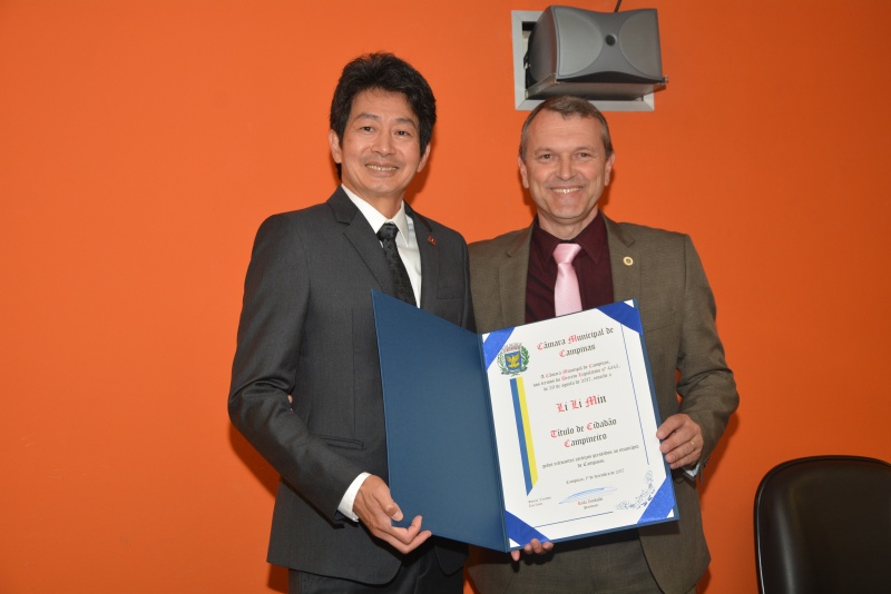 O neurologista da FCM, Li Li Min, recebe o título de 'Cidadão Campineiro' da Câmara Municipal de Campinas/Foto: Mario Moreira