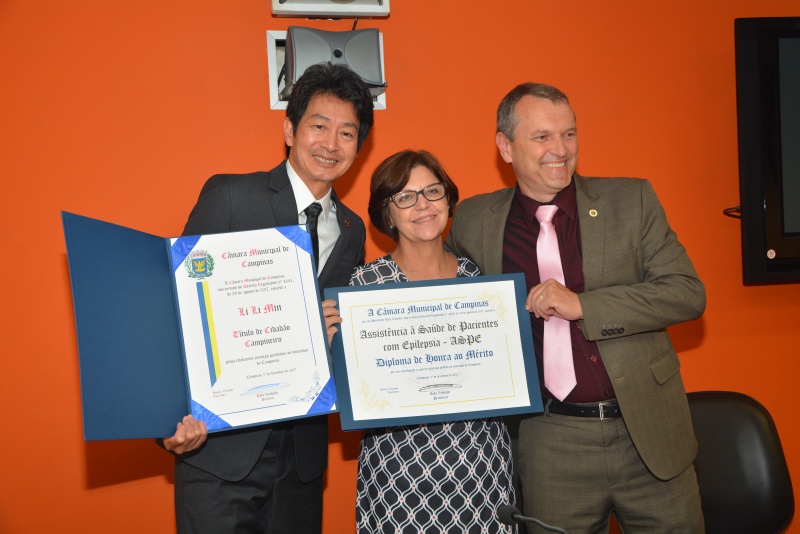 O neurologista da FCM, Li Li Min, recebe o título de 'Cidadão Campineiro' da Câmara Municipal de Campinas/Foto: Mario Moreira