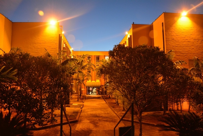 Vista noturna da faculdade. Foto: Mario Moreira - FCM/Unicamp