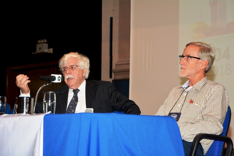 Roberto Romano e Roberto Teixeira Mendes, diretor associado da FCM. Foto: Mercedes dos Santos - FCM/Unicamp