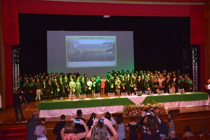 Representantes dos alunos da 1ª até a 50ª turma de Medicina. Foto: Marcelo Oliveira - FCM/Unicamp