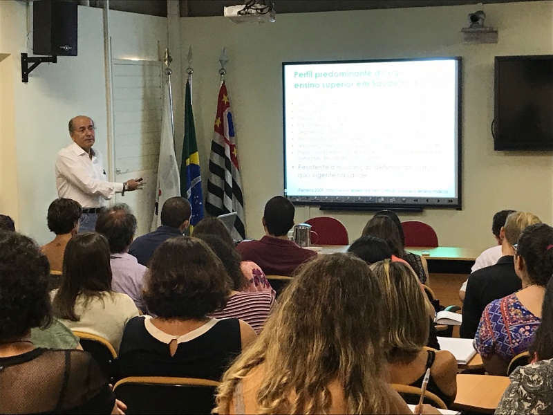 Professor da UFSB, Naomar Monteiro de Almeida Filho profere aula inaugural da pós em Saúde coletiva/Foto: Divulgação