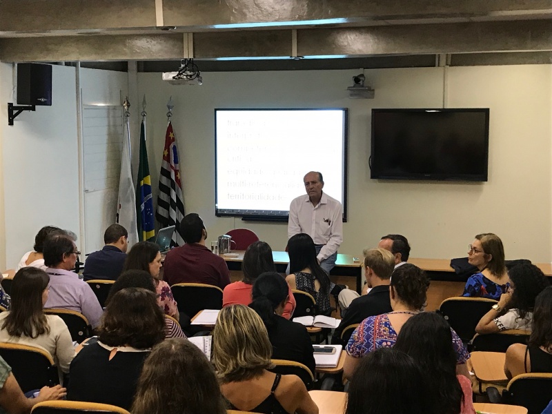 Professor da UFSB, Naomar Monteiro de Almeida Filho profere aula inaugural da pós em Saúde coletiva/Foto: Divulgação