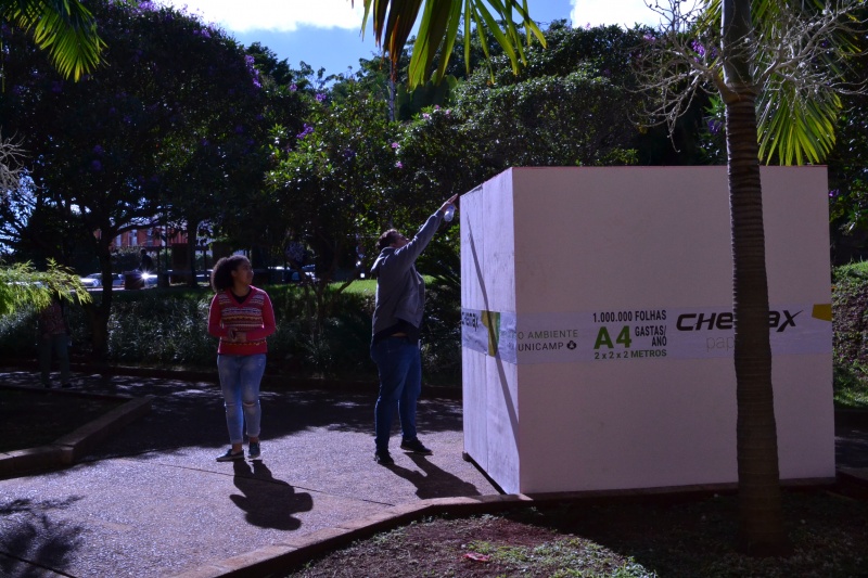 Cubo gigante na entrada da FCM alerta comunidade interna para a quantidade de papel impresso/Foto: Camila Delmondes