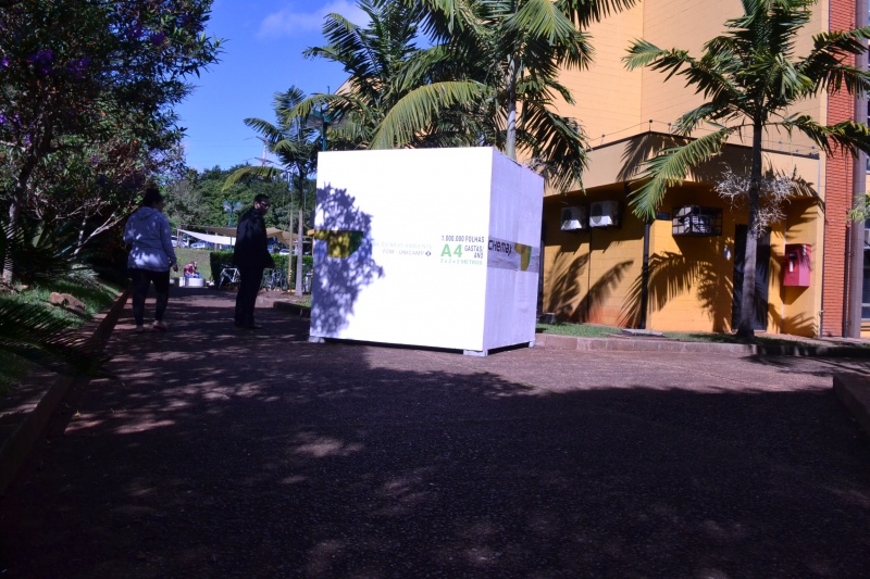 Cubo gigante na entrada da FCM alerta comunidade interna para a quantidade de papel impresso/Foto: Camila Delmondes