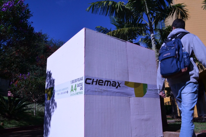 Cubo gigante na entrada da FCM alerta comunidade interna para a quantidade de papel impresso/Foto: Camila Delmondes