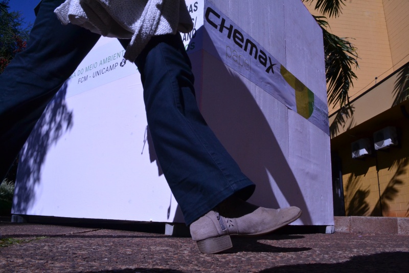 Cubo gigante na entrada da FCM alerta comunidade interna para a quantidade de papel impresso/Foto: Camila Delmondes