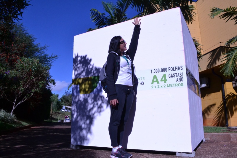 Cubo gigante na entrada da FCM alerta comunidade interna para a quantidade de papel impresso/Foto: Camila Delmondes