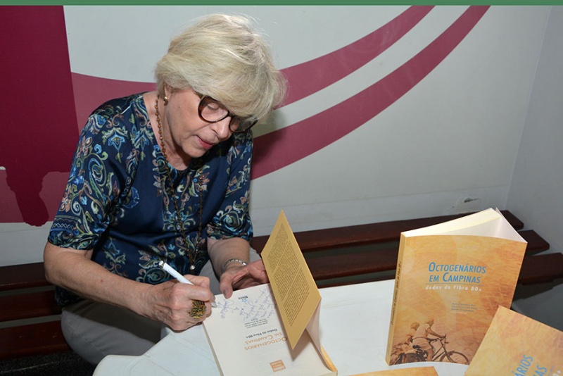 Anita Liberalesso Neri autografa a livro Fibro 80+. Foto: Mário Moreira - FCM/Unicamp