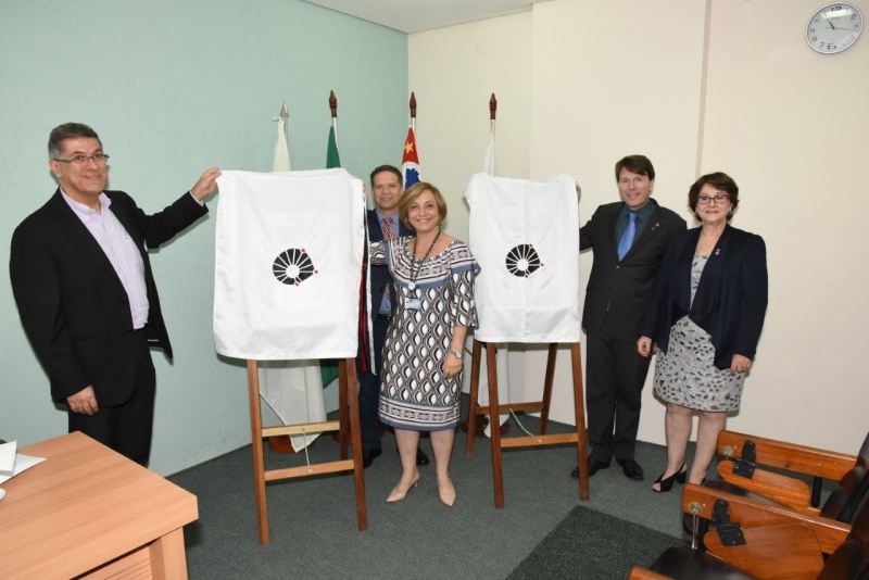 Momento do descerramento dos quadros. Foto: Néder Piagentini - Caism/Unicamp