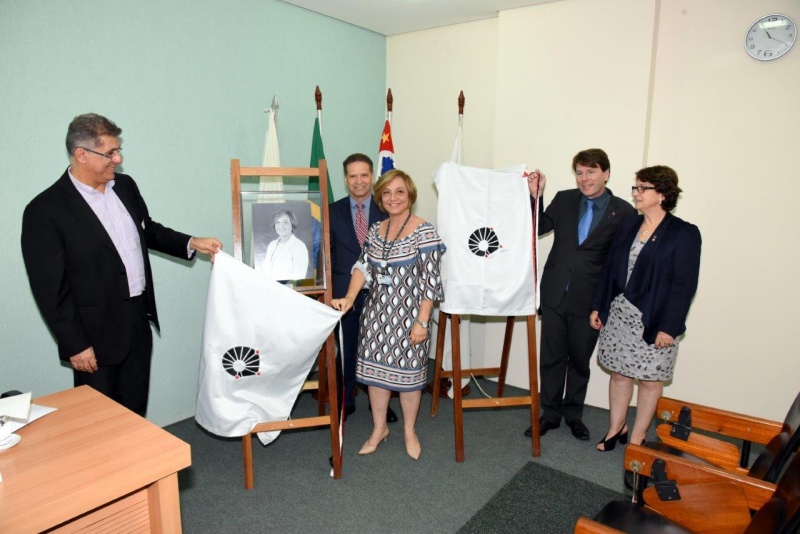 Descerramento do quadro. Foto: Néder Piagentini - Caism/Unicamp