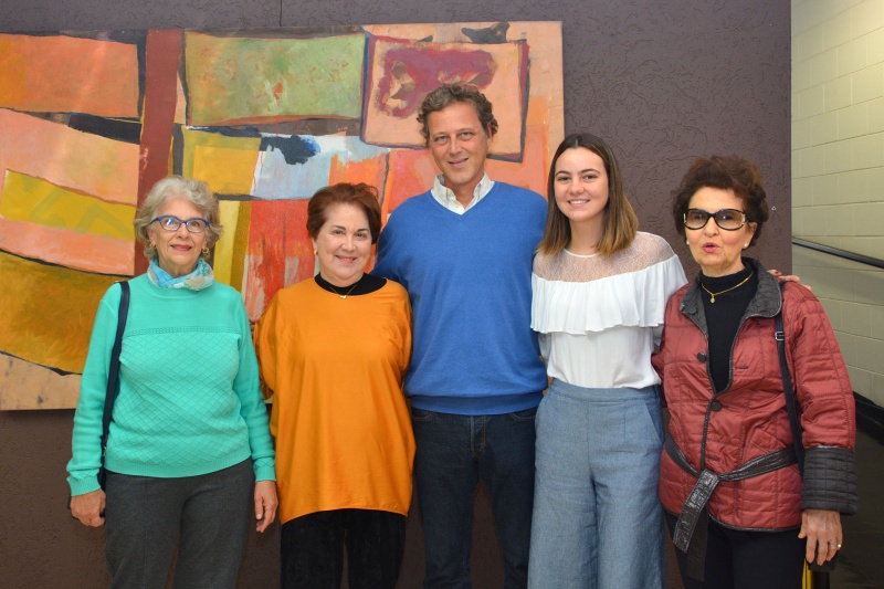 A artista Suely Pinotti acompanhada dos amigos e familiares, durante o vernissage da exposição/Foto: Mário Moreira