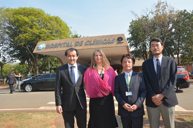 A coordenadora do LEMDI, Maria Luiza Moretti, recebe a comitiva do consulado japonês/Foto: Mário Moreira