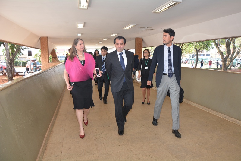 A coordenadora do LEMDI, Maria Luiza Moretti, em tour pelo HC Unicamp, com a comitiva do consulado japonês/Foto: Mário Moreira