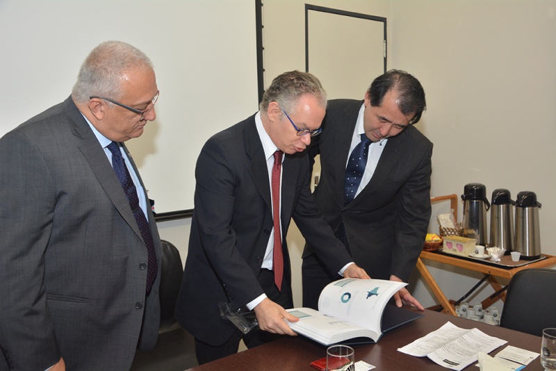 O reitor da Unicamp, Marcelo Knobel, entrega mimo ao cônsul do Japão, Yasushi Noguchi/Foto: Mário Moreira