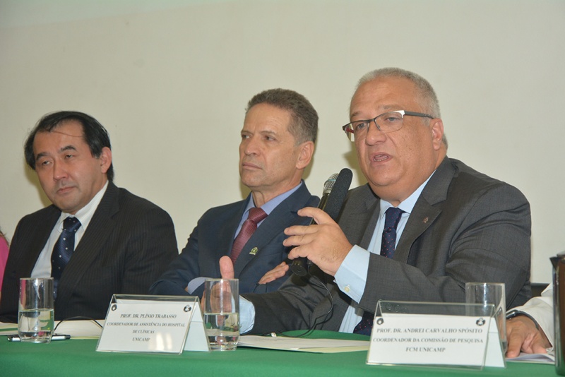 O infectologista Plínio Trabasso, representando o superintendente do Hospital de Clínicas da Unicamp/Foto: Mário Moreira